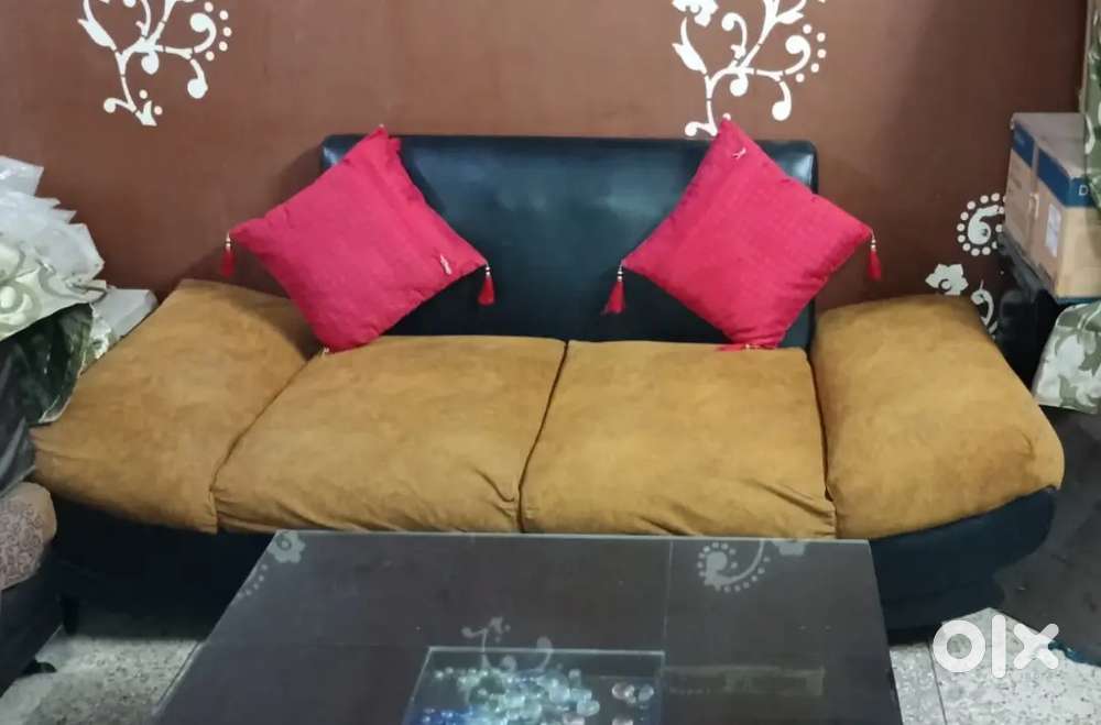 Large good condition stylish 5 seater sofa with centre table