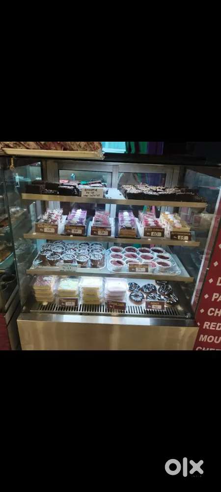Cake display counter