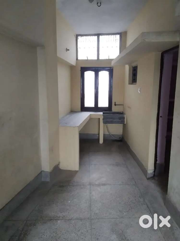 एक कमरा पढ़ने वाली लड़कियों के लिए उपलब्ध