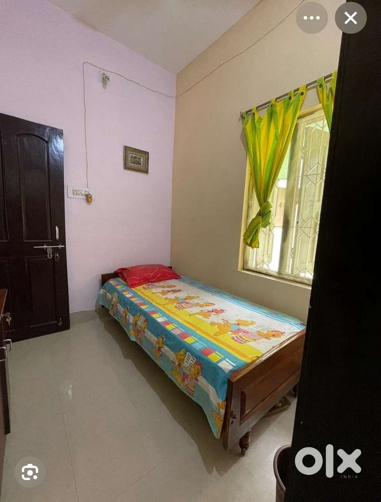 Single Girls Ladies Room