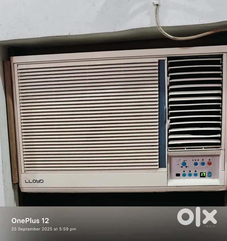 New Lloyd AC with remote in excellent working condition