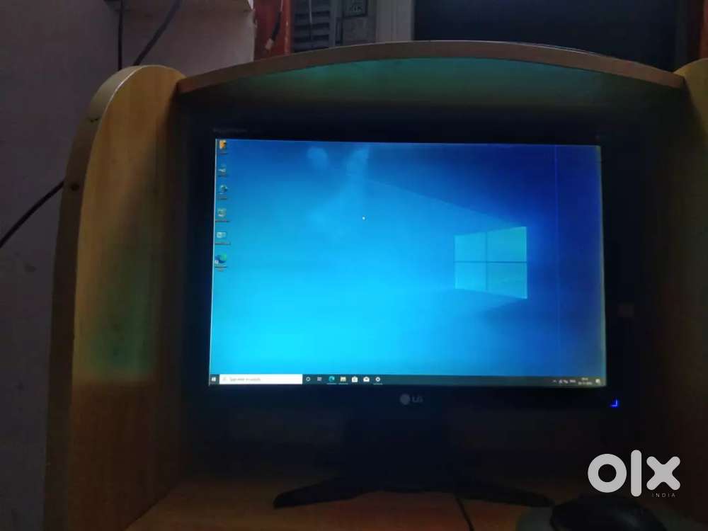 Full set up pc for sale with computer table