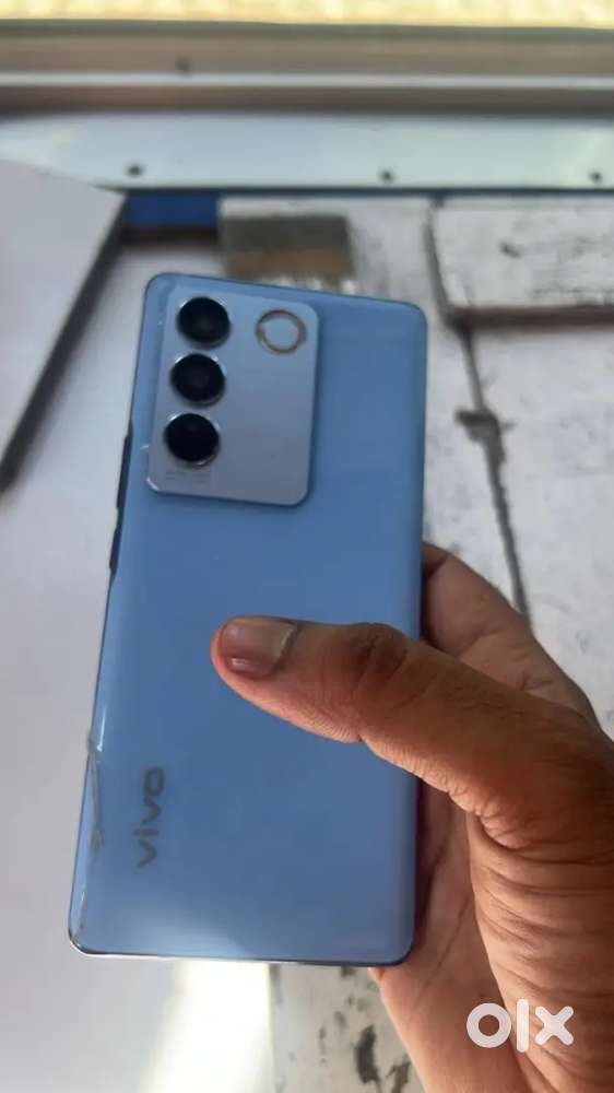 Vivo v 27 koi kami nhi h only tach carak h