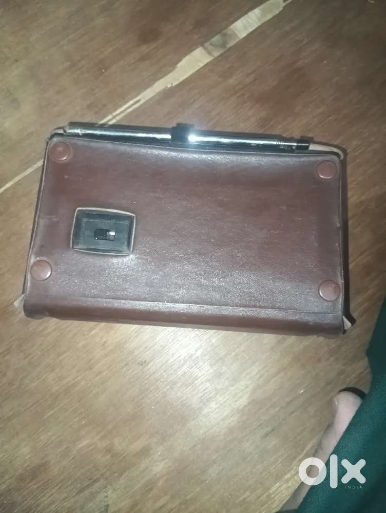60 year. Old radio antique piece chalu condition