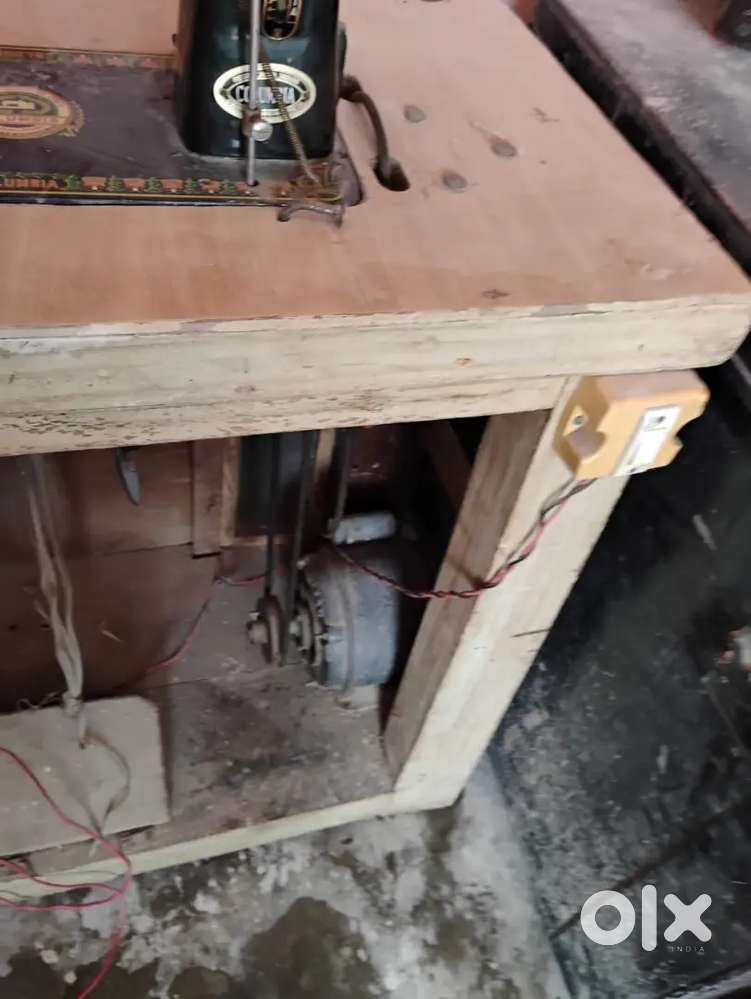 सिलाई और कढ़ाई मशीन मोटर के साथ में just like new