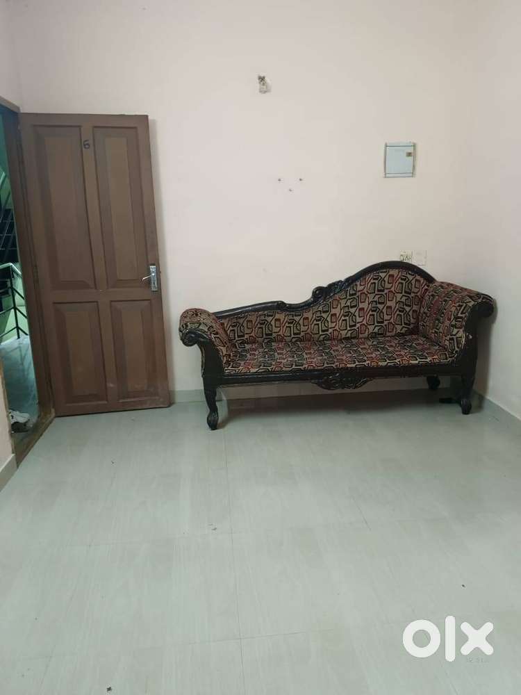 1st floor apartment 1 bhk K.K. road kumaranashan junction for family