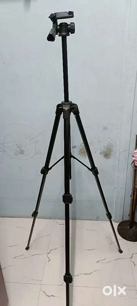 Tripod like new unuse header lost