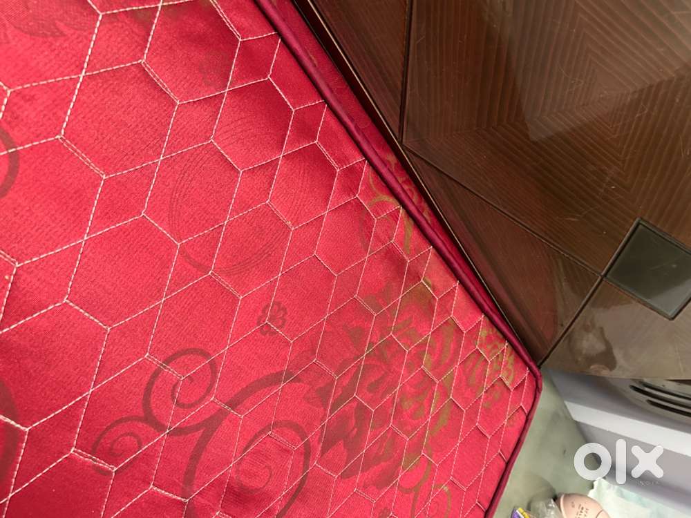 Queen size bed matress