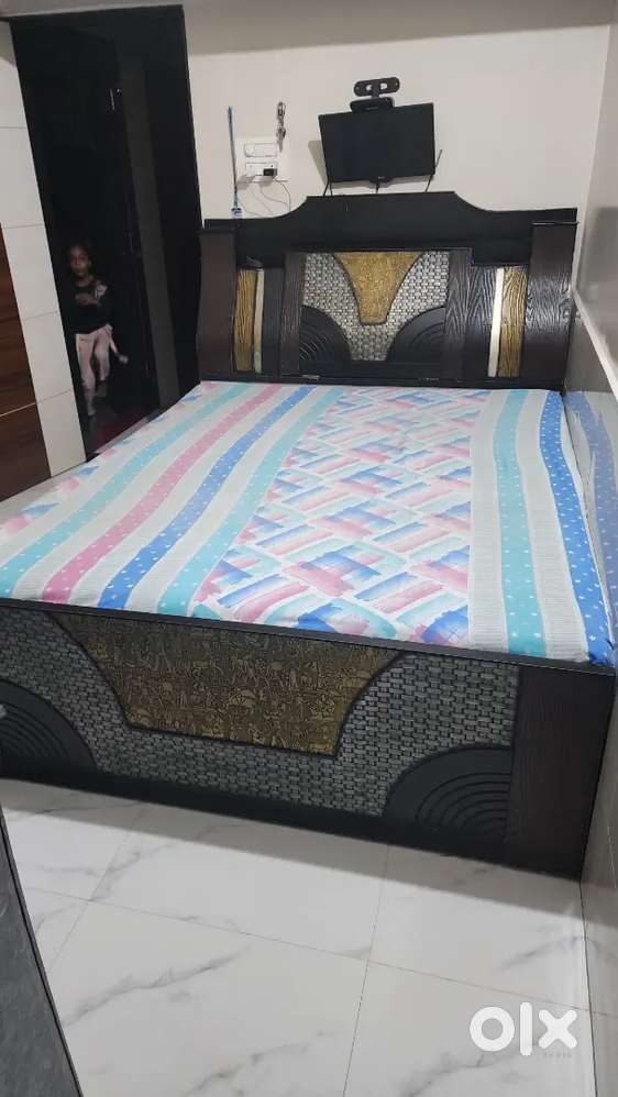 Bed and wardrobes