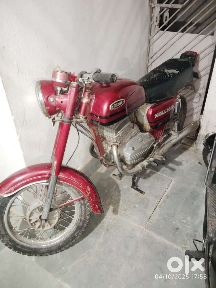 An old jawa yezdi at renovation stage is required to be sale.