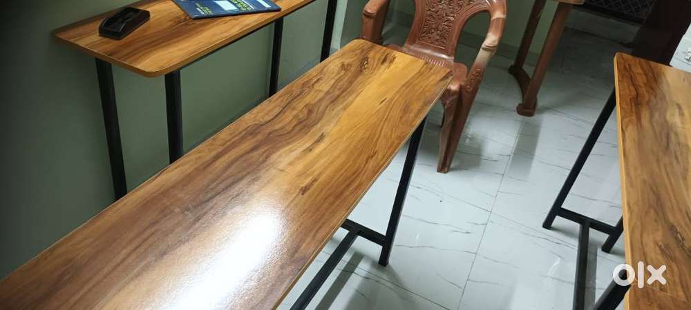 Coaching table and seating desk