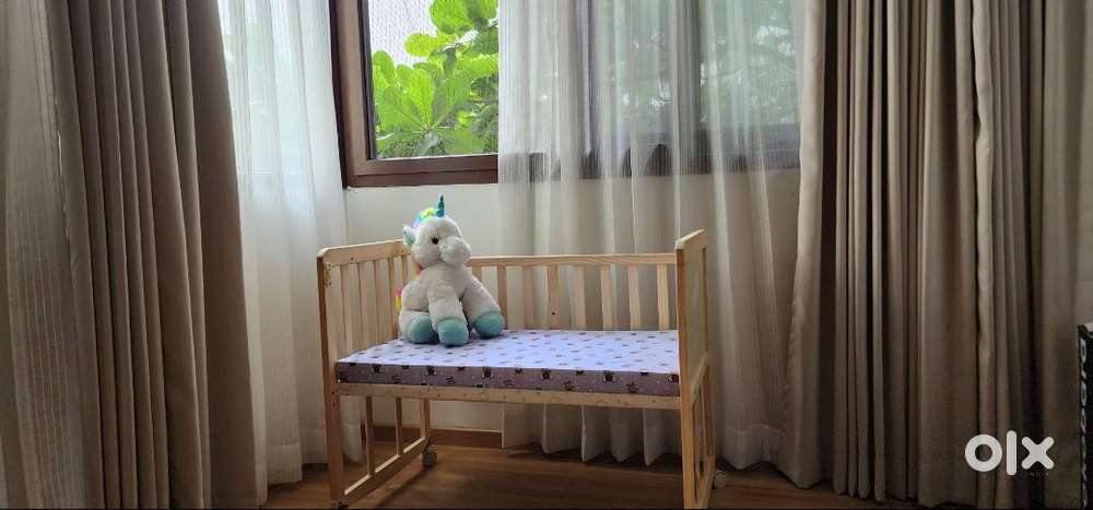 Brand new Huny Huny baby cot