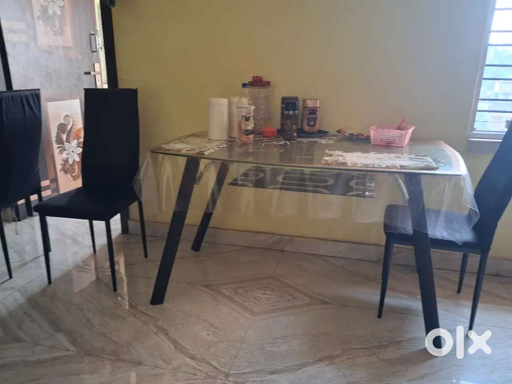4 seater Glass Dining table