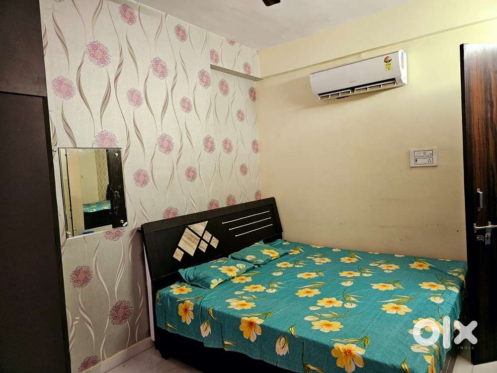 Preoccupied 3bhk flat available for girls 2 rooms are vacant