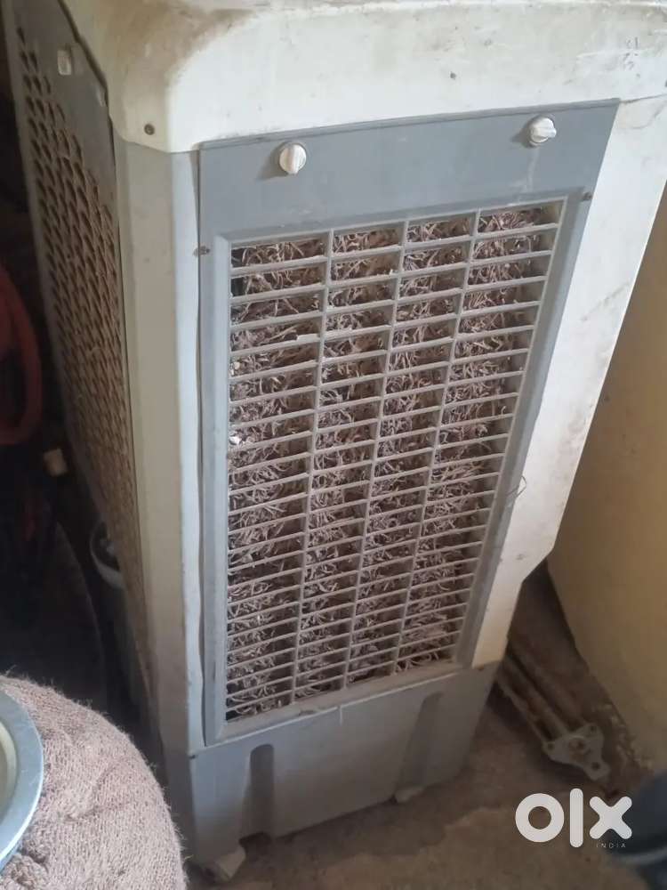 कुलर 3/5 वीकने आहे