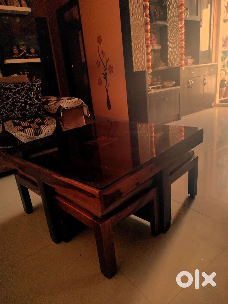 Table with  4 stools 'cushioned