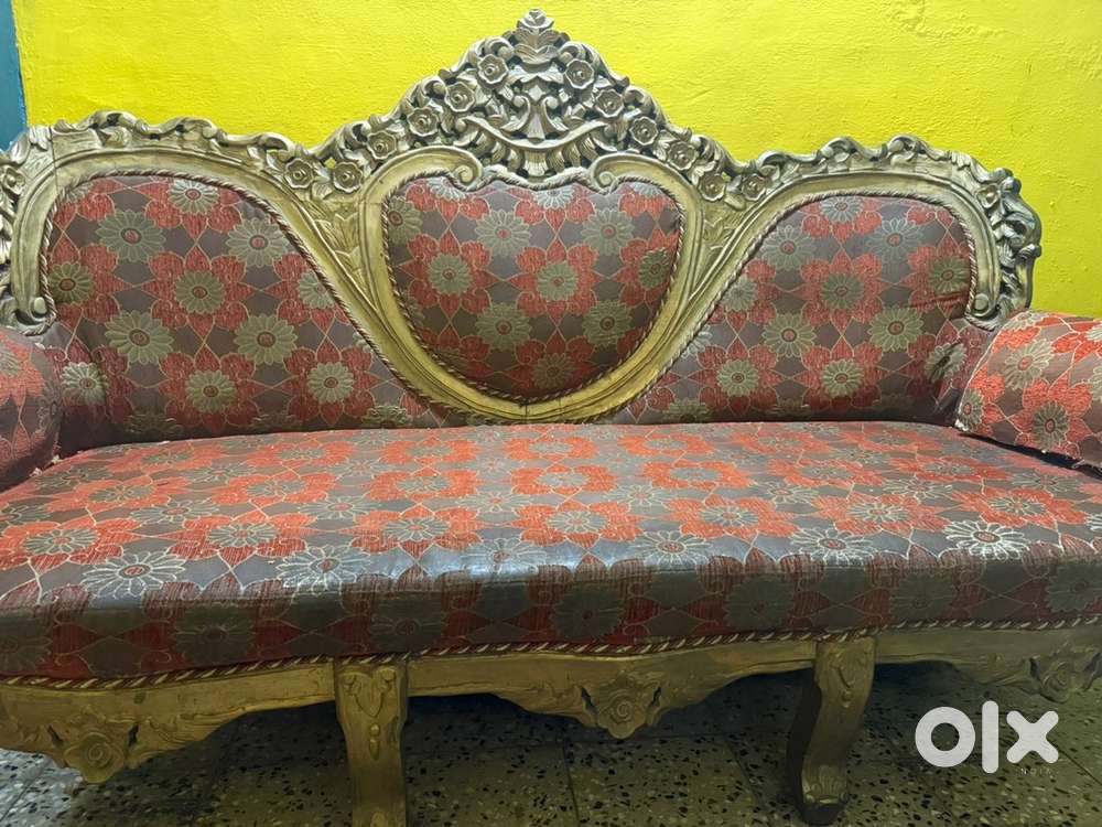 Maharaja sofa with centre table