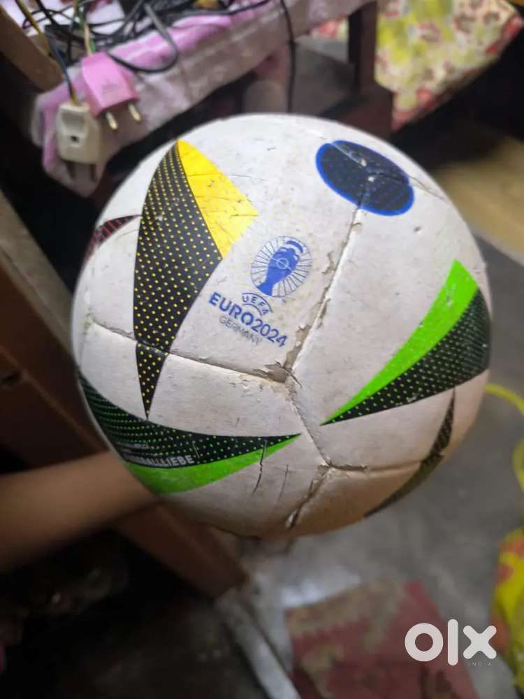 Amar kacha akta food ball acha sata ami sakk kor ta chai