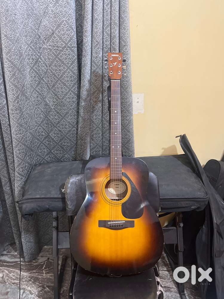 6 month used yamaha f280 guitar with bag
