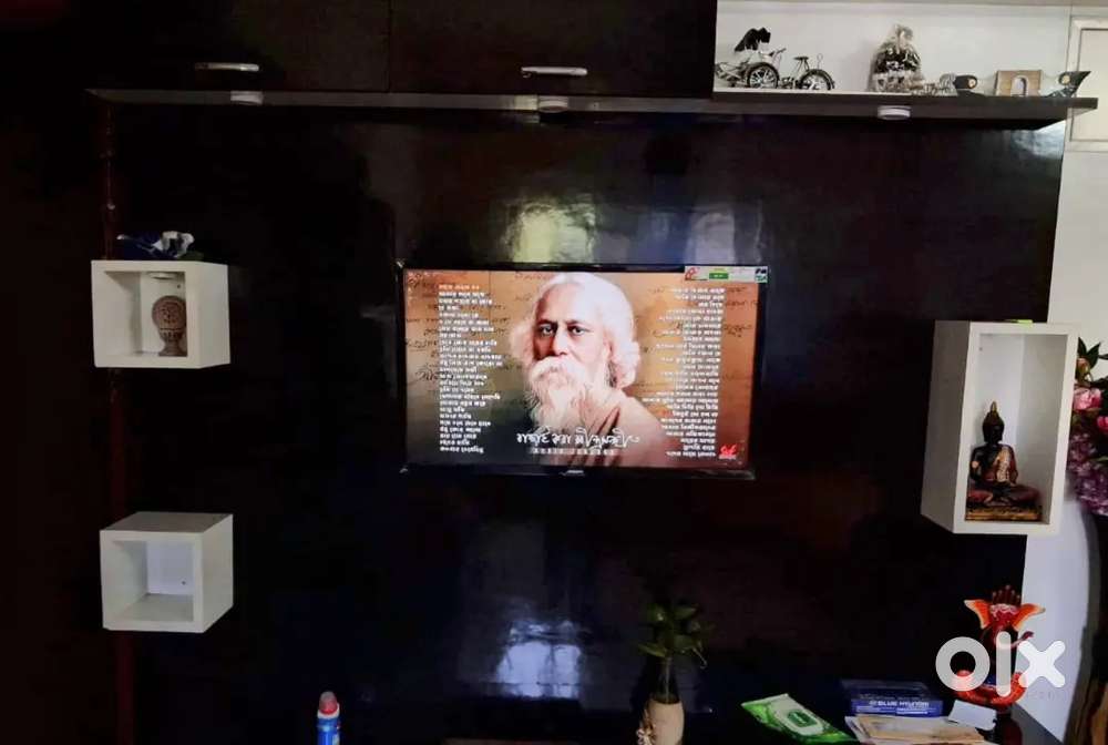 32 inch Samsung TV.