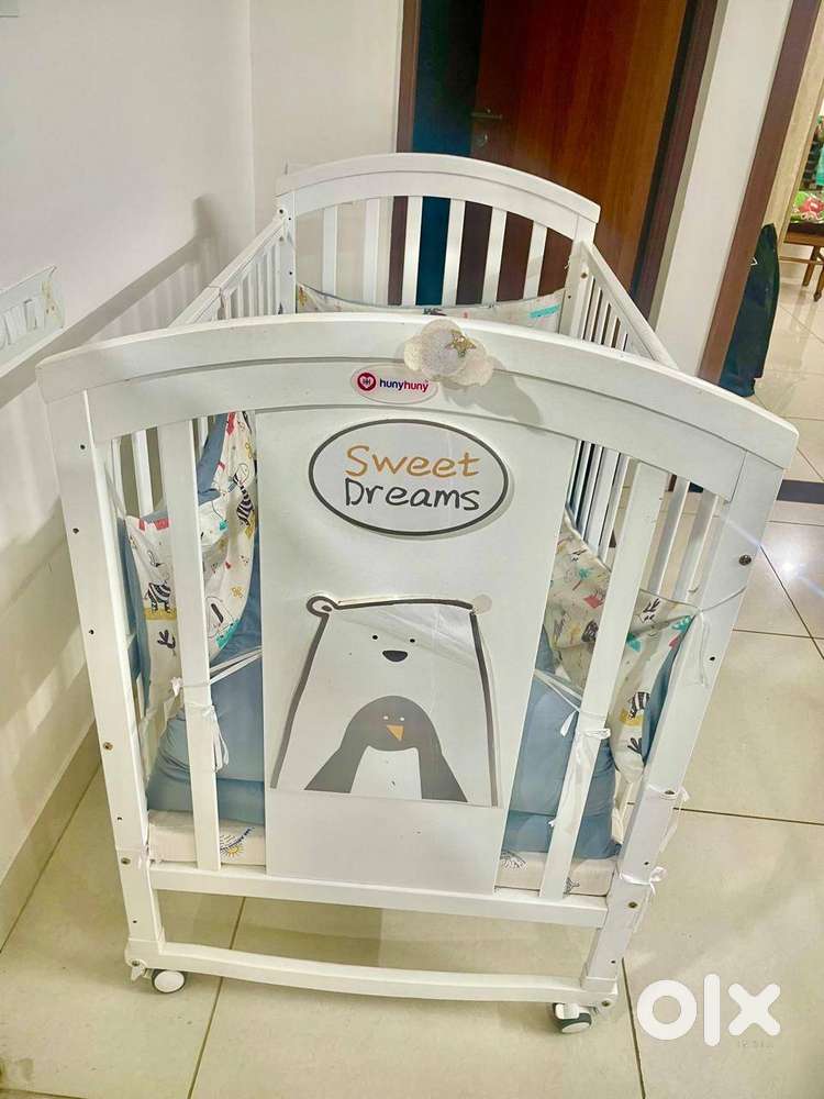 HunyHuny Baby crib/cradle/cot along with mattress and bed bedding set