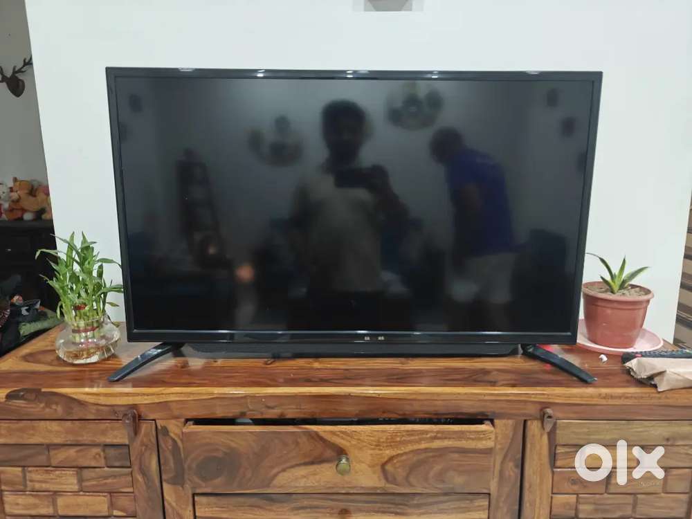 LED 32 Inches, in good condition