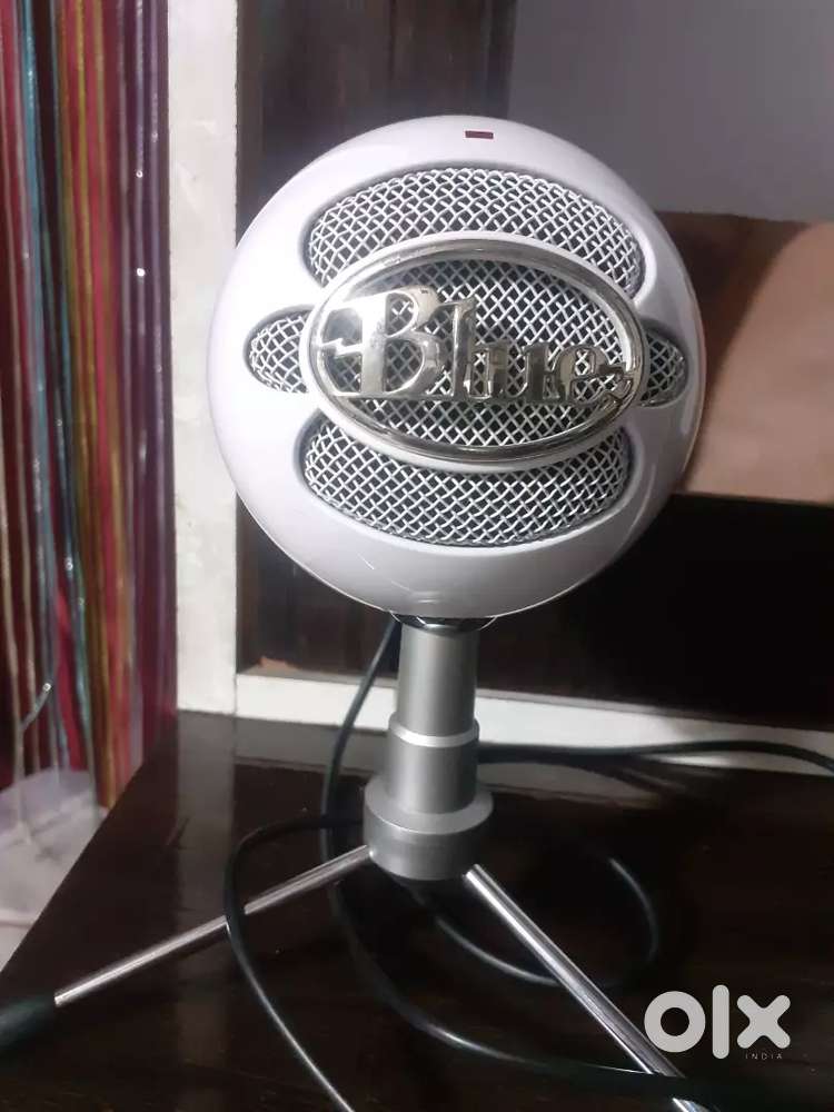Blue snowball ice condenser mic for sale in best condition