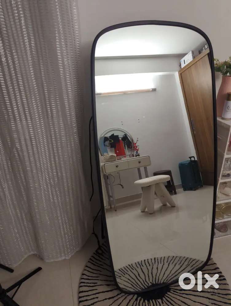 Standing mirror