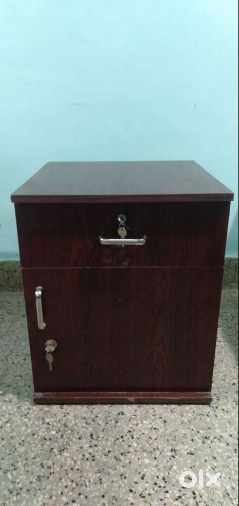 Big multipurpose side table with locks good condition