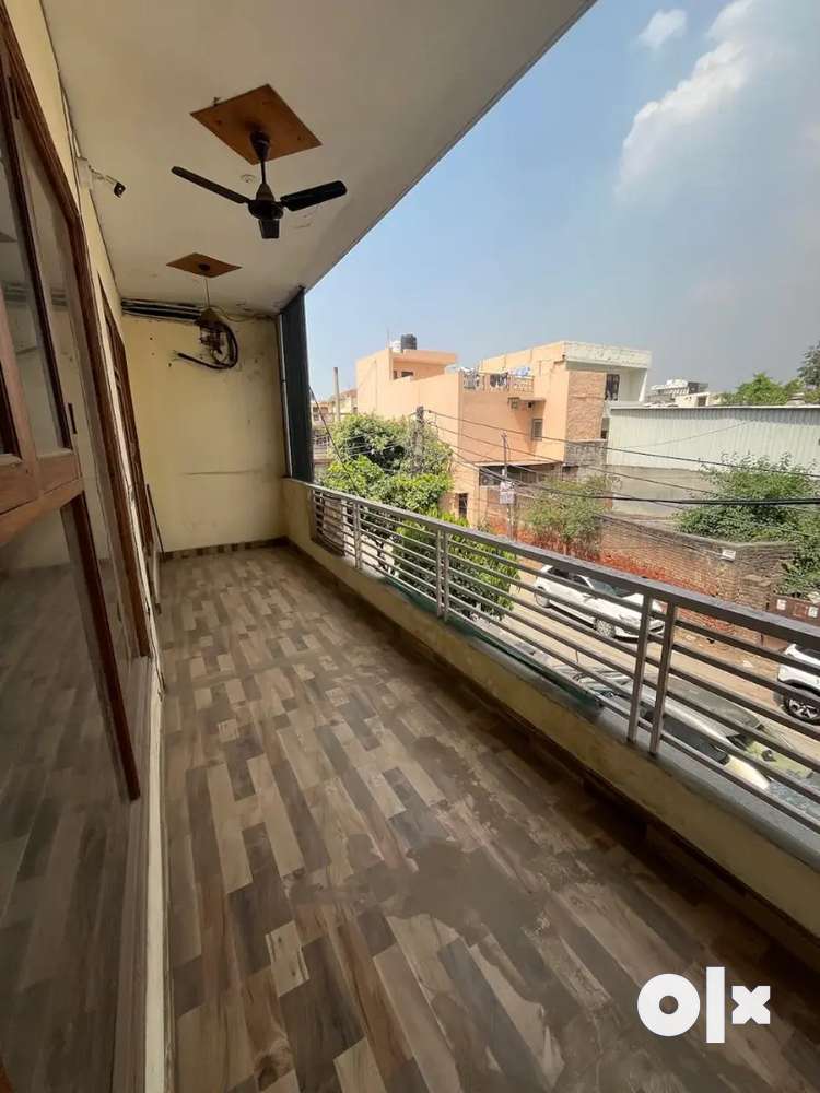Rent Only 32000/- rs main sector 19 main builder floor le