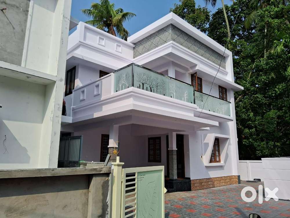 Koonammavu,Kongorpilly,4 cent ,3 bed,1550sqft,68 lakhs nego