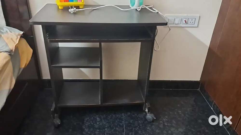 Computer Table – 1 Year Old, Engineered Wood, Black – Good Condition