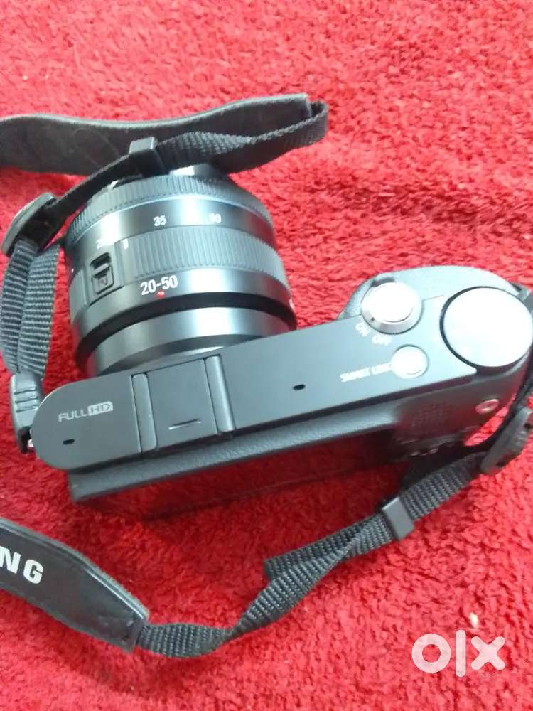 Samsung NX 1000 mirrorless digital camera