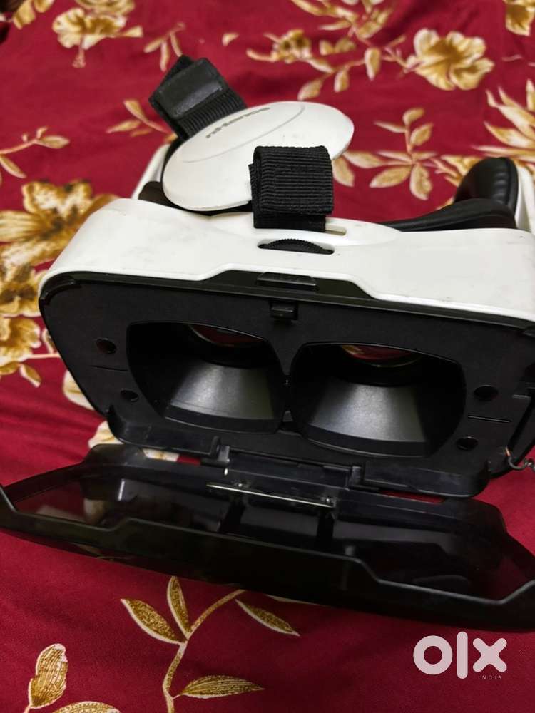 VR nhance edition with headphones and adjustable zooming button