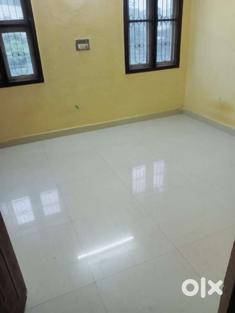 2bhk west face flat gor rent. Road side flat with full ventilation.
