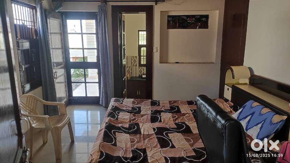 1Room-only for single girl (no unmarried couple,boys allllowed)