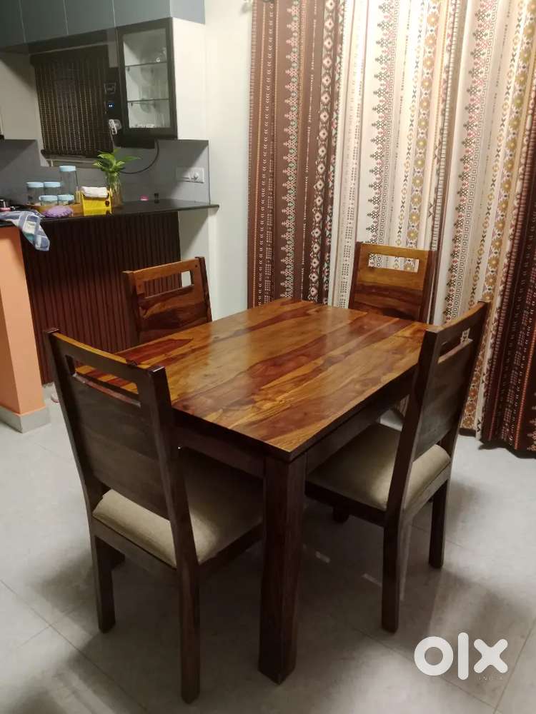 4 seaters dining table (Seesham wood) for sale