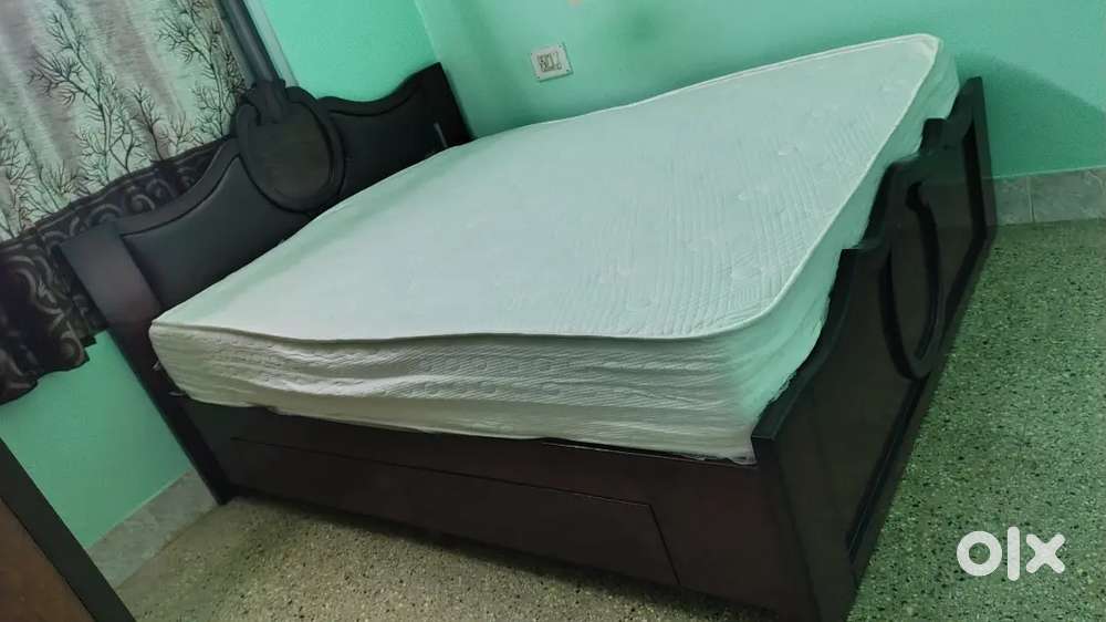 QUEEN SIZE BED WITHOUT STORAGE WITH HEAD CUSHIONS