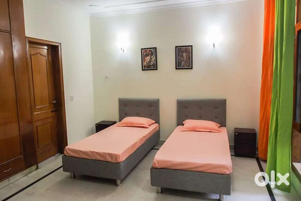 NO BROKERAGE 500+ Luxury Boys PGs with meals & amenities in Noida!