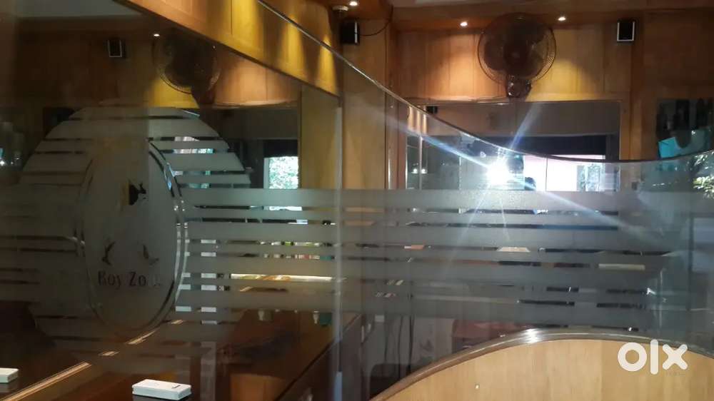 Furnished unisex parlour for rent at vyttila Ernakulam