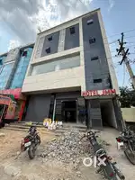 Duplex shop 4312 sq ft with parking lift and office