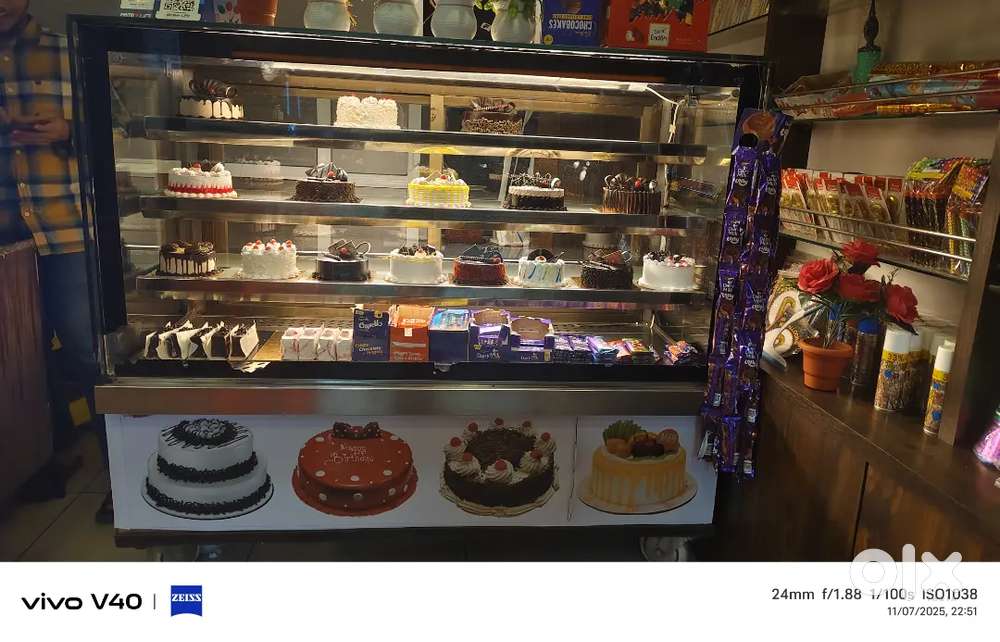 Cake display counter