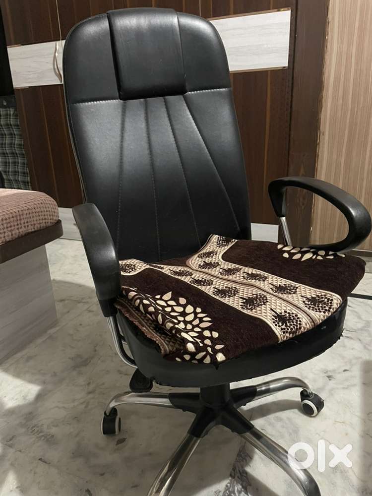 Premium Table & Chair Set Under ₹4000!
