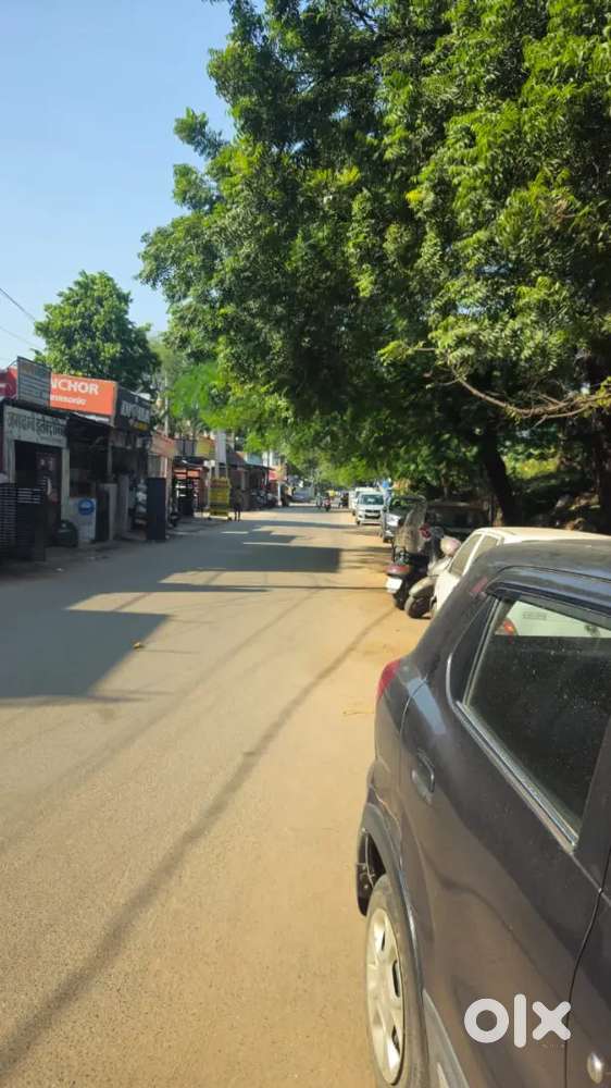 5 dukan ke sath 2 bhk