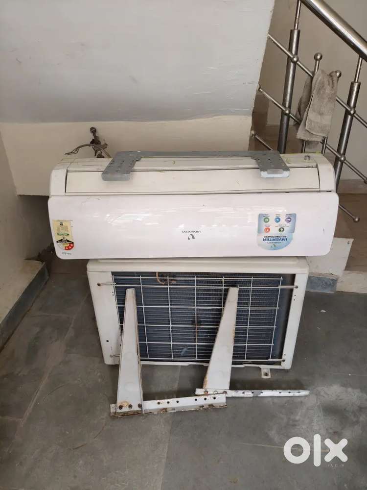 Split AC WITH OUTER UNIT AND STAND
