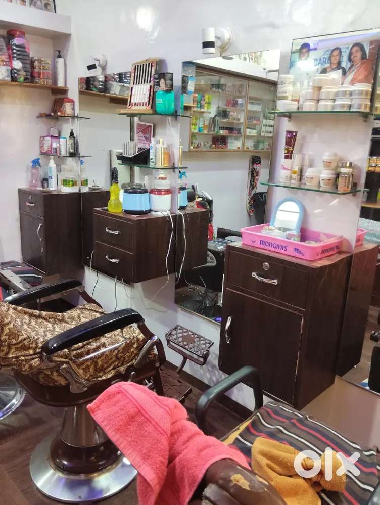 Trained beautician for ladies saloon