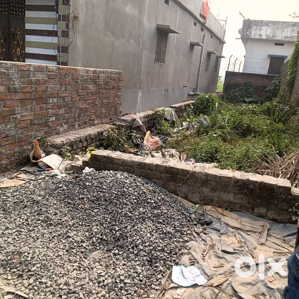 10 धुर जमीन है सरकारी रोड के साथ U.N Place वाले रोड में मैन रोड पर