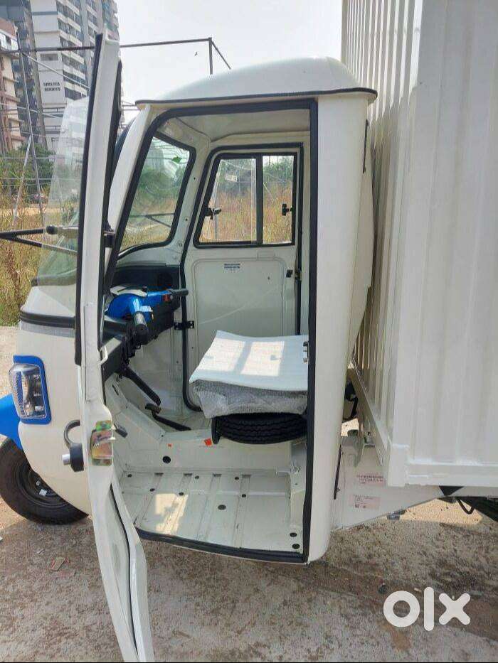 3 wheeler ev truck driver