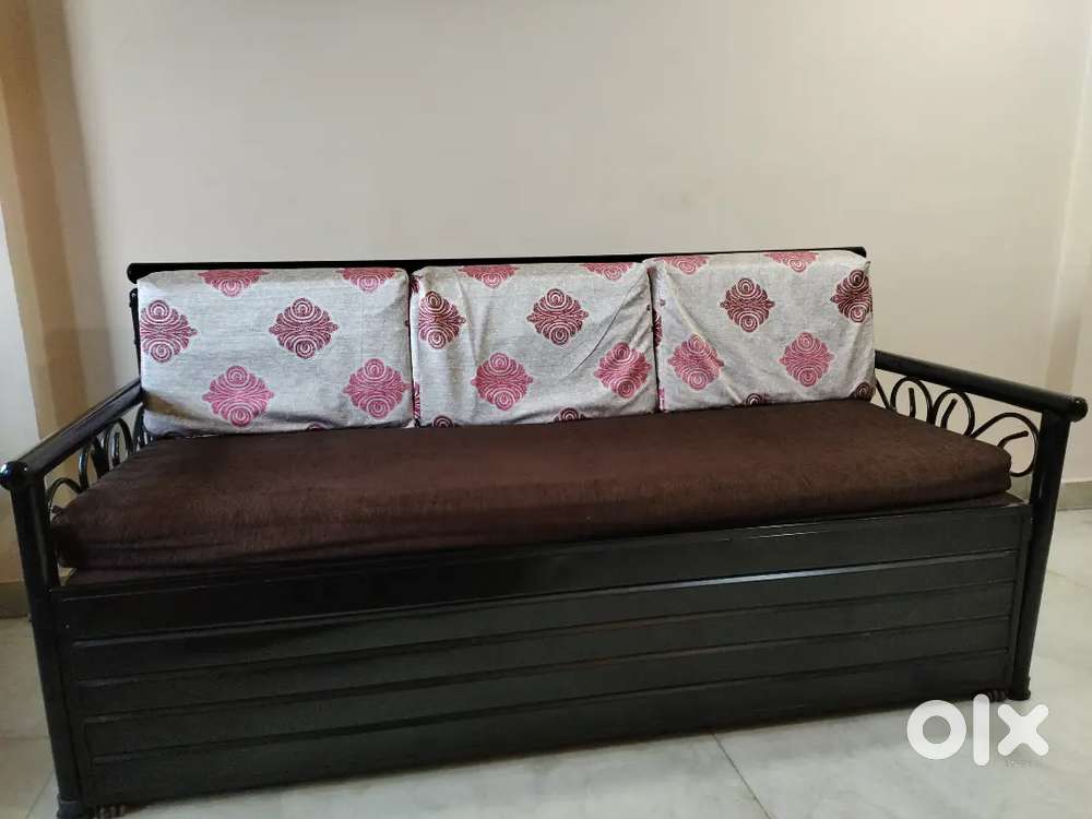 4 Seater Back Metal Sofacum bed