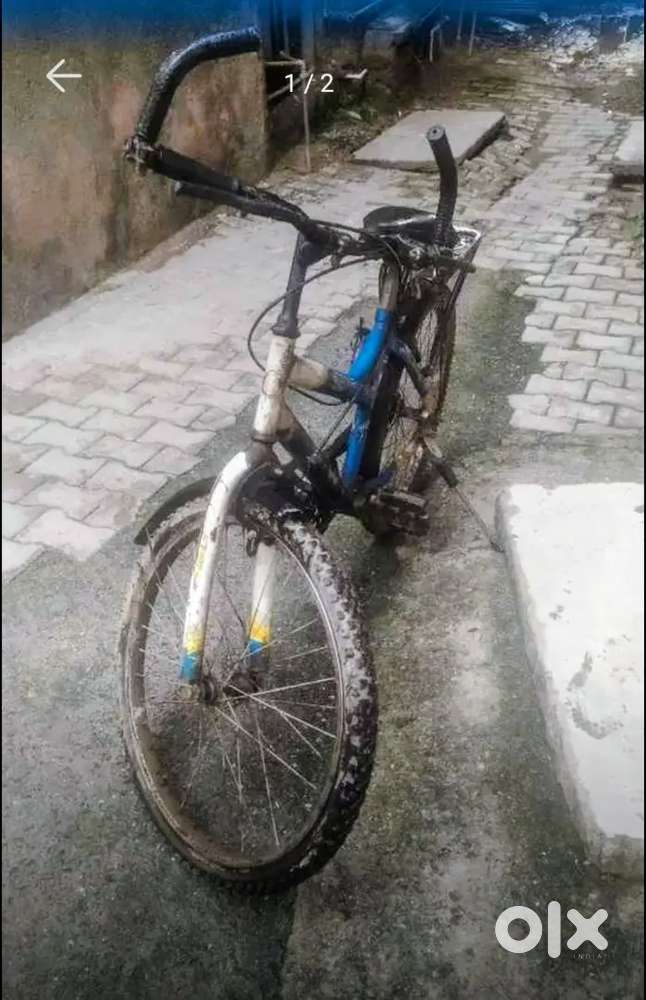 02 बक्से, 01 आलमारी